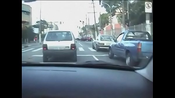 Gostosa se exibindo pra macho no carro