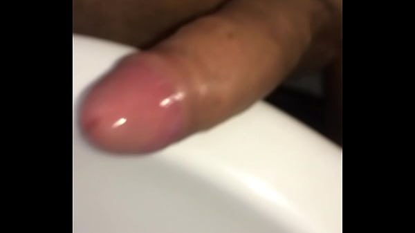 Esfregando a pica na pia sentindo tesao 