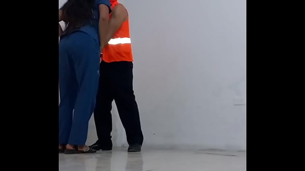EL EMPLEADO DE LA LIMPIEZA SE DEJA SEDUCIR POR LA ENFERMERA DEL HOSPITAL Y LUEGO SE PONE EL CONDOM PARA FOLLARLA COMO ZORRA. SEXO DE PIE EN LOS PASILLOS DE LA OFICINA