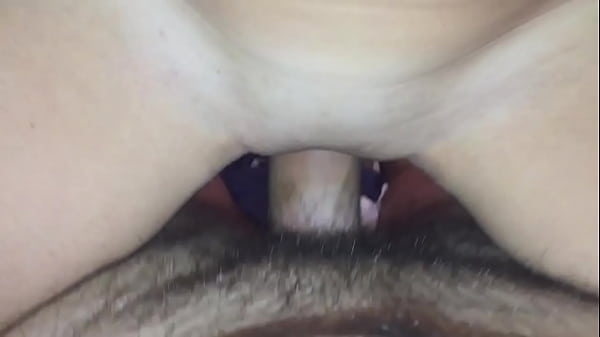 Gostosa no pinto do namorado entrando e saindo deliciosamente