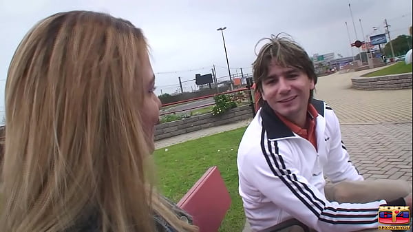 Luana ga&uacute;cha aceita proposta e faz strip tease e masturba&ccedil;&atilde;o real no casting porn&ocirc; de Don Picone. Bunda brasileira perfeita