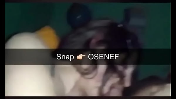 Elle se fait &eacute;jaculer sur les cheveux dans un lit