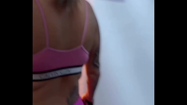 fui treinar na academia com um plug anal no cu fiquei com muito tes&atilde;o. Chegar em casa meu cu vai t&aacute; lubrificado e largo pra mete rola dentro