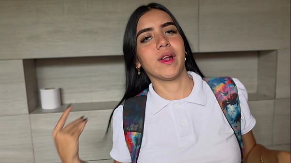 Profesor y alumna entran al ba&ntilde;o a coger