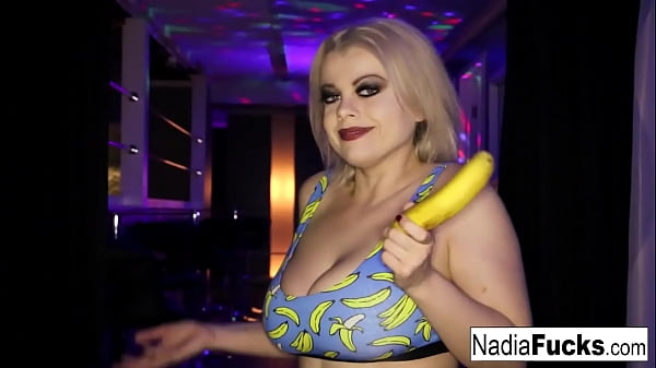 Blonde babe masturbates