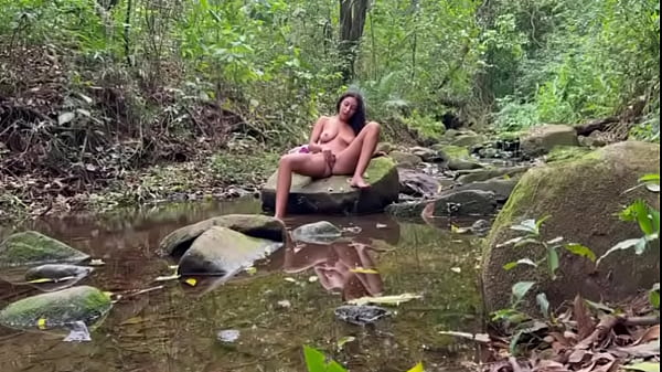 Latina from the countryside, rubs her natural and hairy pussy outdoors, and the stranger can't stand to watch it anymore until