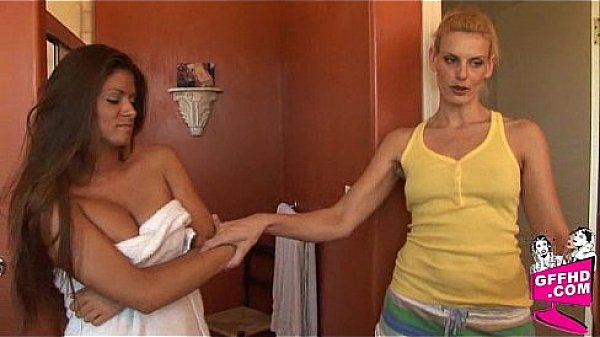 Sensual lesbains 1084