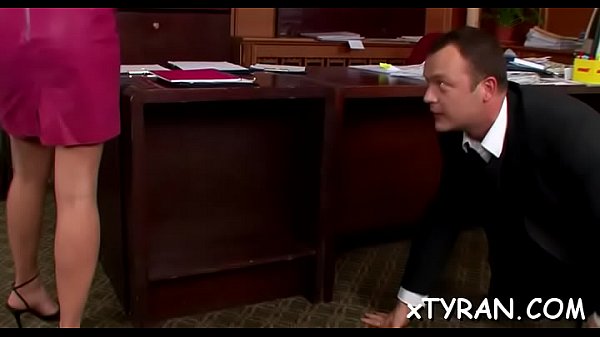 Sweetheart gets pussy foot fucked