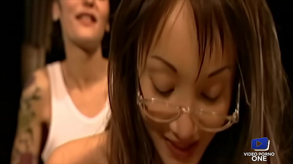 Deux lesbiennes s'amusent avec un gode ceinture