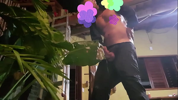 Branle de nuit dans salle de bain ext&eacute;rieure  