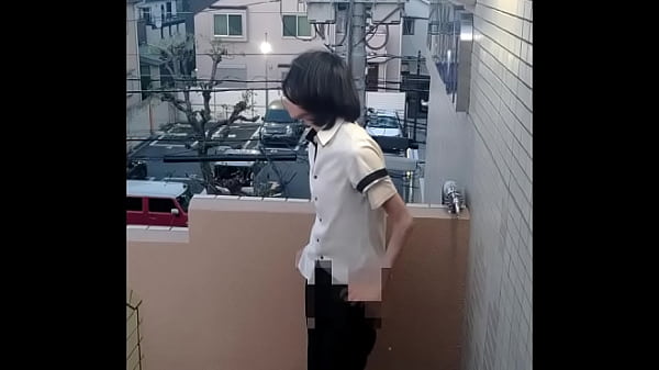 【女装もみじ】　橋の前の恥ずかしいお尻