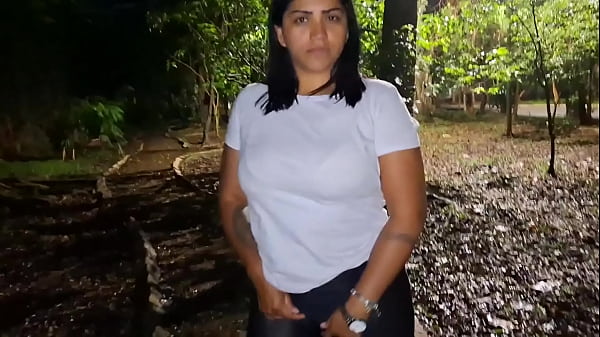 A safada me levou na pra&ccedil;a da cidade pra ficar peladinha e tomar porra na boquinha