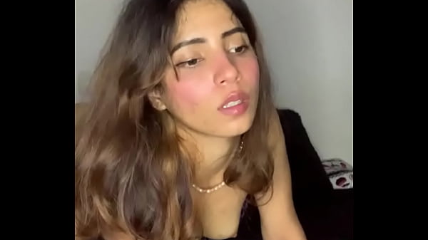 Mi joven vecina me mam&aacute; la verga y se monta en ella