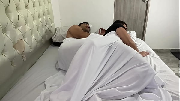 Mi padrastro me confunde cuando duermo y me come el culo muy fuerte y a pelo, llen&aacute;ndolo de un mont&oacute;n de creampie.