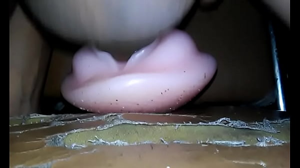 Rompiendo co&ntilde;o de plastico