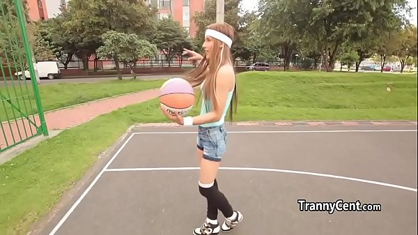 Cute skinny tranny likes solo sport