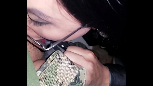 Joana gay ...mamandosela a un militar