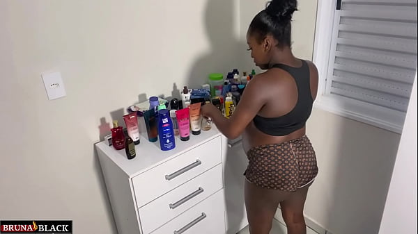 Foda caseira dona de casa gr&aacute;vida deixa de fazer os afazeres de casa pra sentar no pau duro do marido. A safada gosta de leitinho dentro