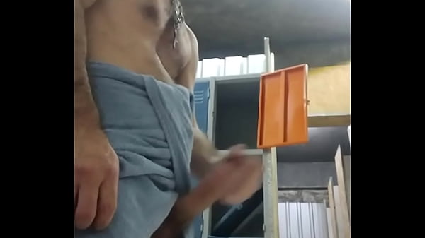 Batendo e mostrando minha bunda no vesti&aacute;rio da academia.