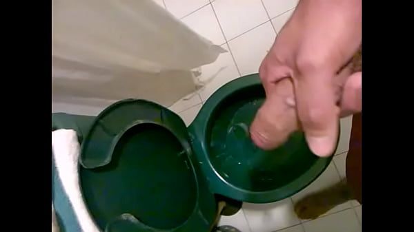 HOMBRE SE CORRE EN EL BA&Ntilde;O DE SU CASA