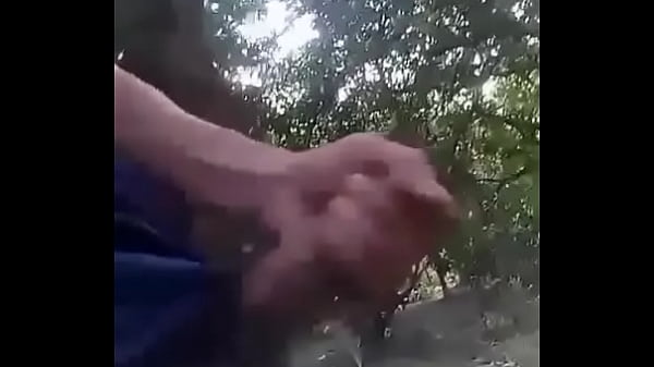 Nứng qu&aacute; ra sau vườn sục cặc