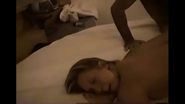 Loira Puta levando dedo no cu