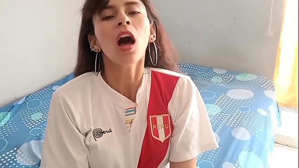 El perro de mi novio me ve haciendo mis ejercicios y cuando me empieza a puntear no puede parar, as&iacute; que &ntilde;o tuve que ayudar, soy tu perra, dame perro  