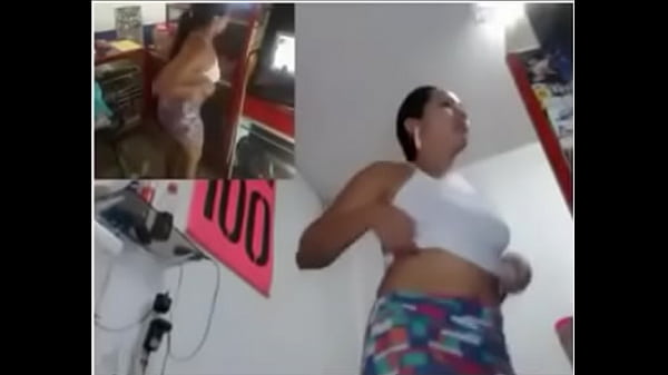 Mientras atiende de baja el calz&oacute;n y se mete un dildo