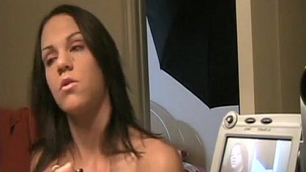 Addison puts on her makeup to look pretty