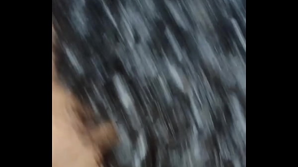 Puta tirando leite de pica  