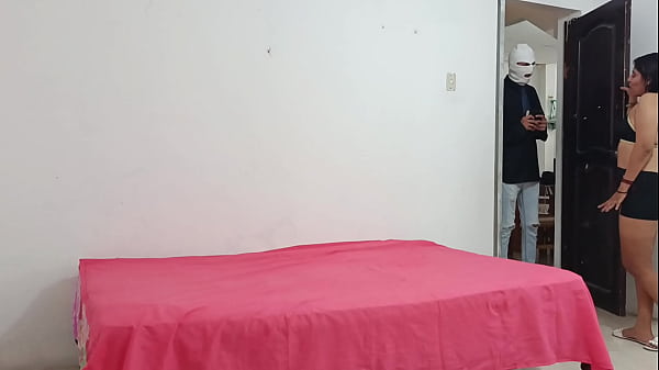 el cura religioso entra a una casa a predicar y la  ama de casa lo invita a realizar actos sucios pero deliciosos