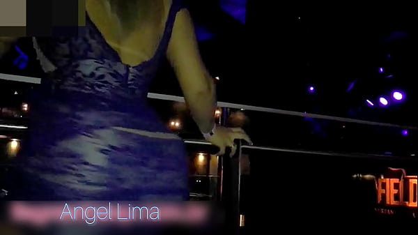 Mostrando a buceta em publico 