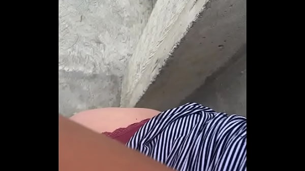 No se aguanta y me la follo afuera de la casa mientras nuestra vecina cocina