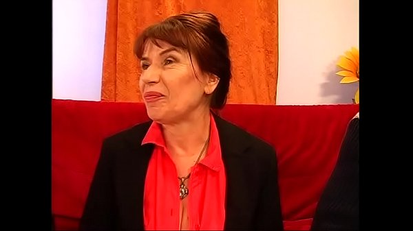 Doppia penetrazione per la nonna italiana 