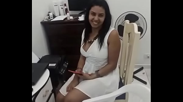 A maravilhosa pornstar Sarah Rosa, logo cedo nos mostrando seus peitinhos incr&iacute;veis 