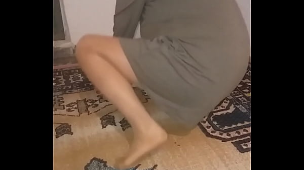 Olgun hatun k&uuml;lotlu &ccedil;orapla halı temizliği yapıyor 