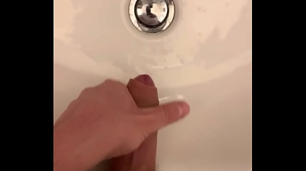 Daddy wanking and cuming in sink  
