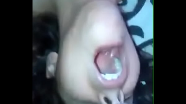 La muy guarra me la come hasta la garganta