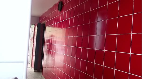 exhibtion dans les chiottes d'une aire d'autoroute