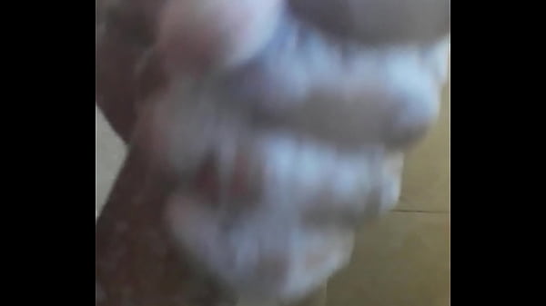 Me toco en el ba&ntilde;o mie.tras,me ba&ntilde;o  