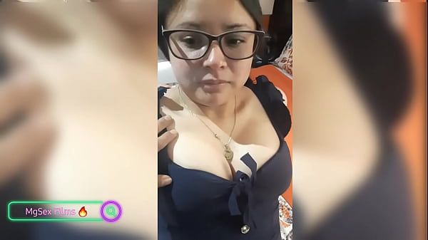 Rica puta de lentes es seducida por un extra&ntilde;o y le terminando dando duro por el culo