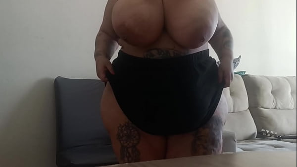 Bbw limpando a casa acabou gozando escondida no sof&aacute; - Mary Jhuana