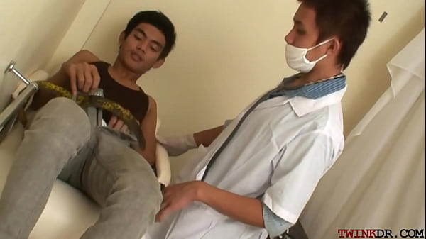 Examined slim Asian peeing during bareback duo 