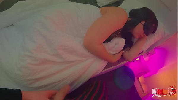 El co&ntilde;o cremoso est&aacute; lleno de esperma. Cum fluye a trav&eacute;s de dulces bragas  