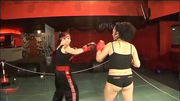 In a women boxing match the fighters prefers to fuck each other!