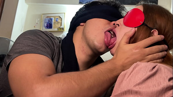 A ella le encantan los BESOS sucios y CALIENTES, llenos de SALIVA y con mucha LENGUA