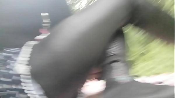 Leśna kurwa z kutasem zabawia sie na dworzu