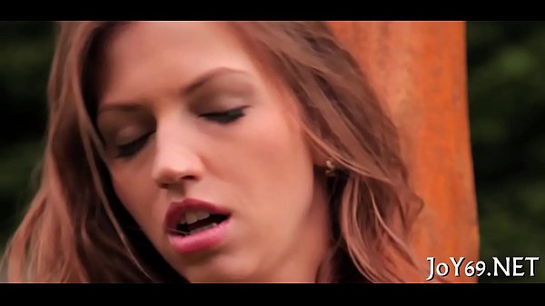 Solo sweetheart fingers her nice gap