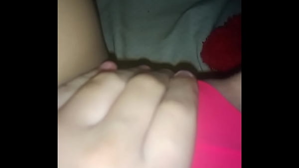 Gostosa se masturba no escuro e geme bem gostoso  