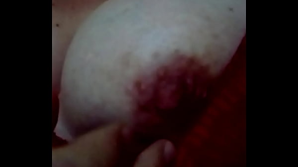 Mostrando las tetas por whatsap 